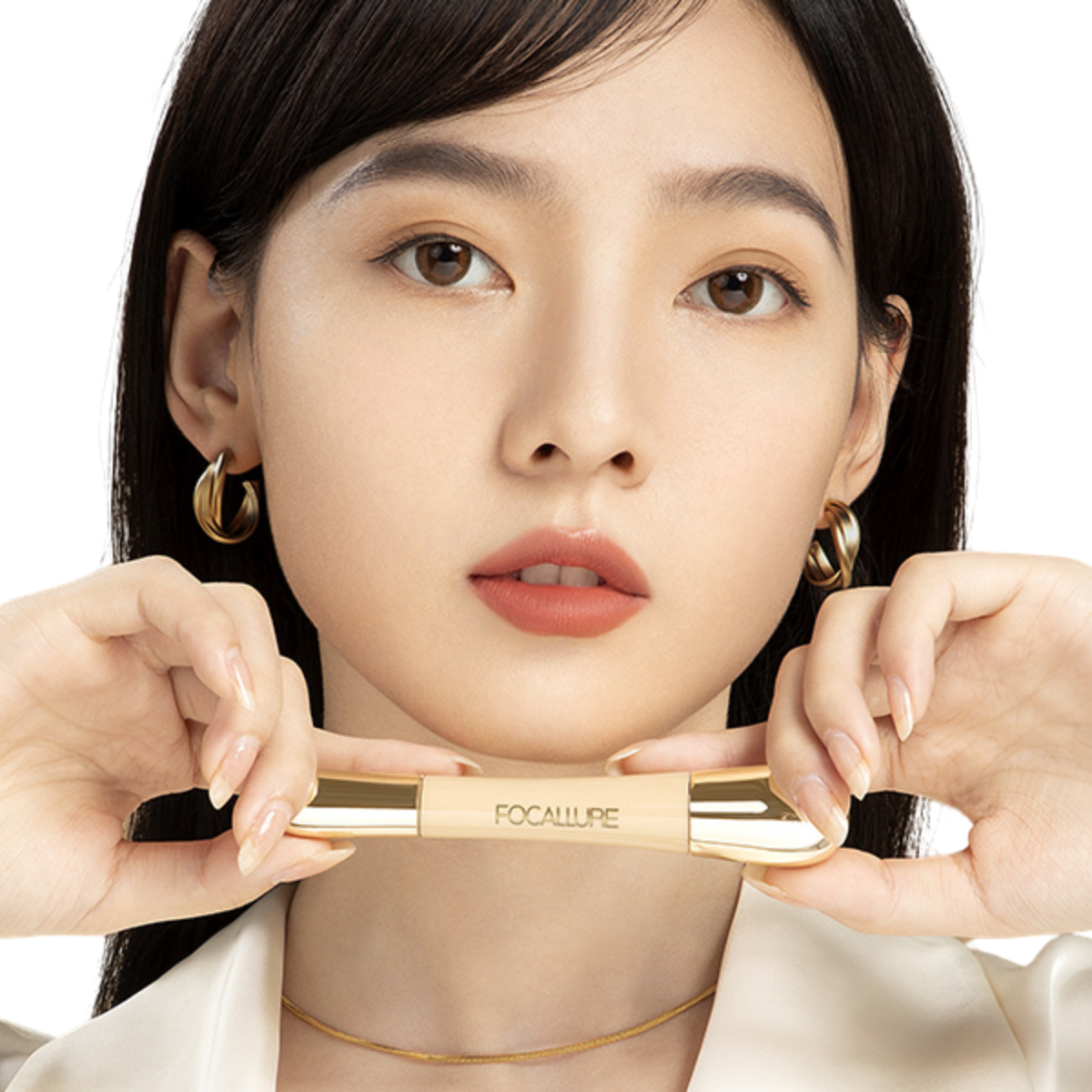 Full-Coverage Face Concealer with Built-In Brush